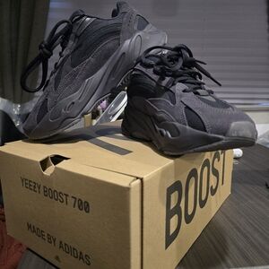 Adidas Yeezy Boost 700 V2 Sneakers